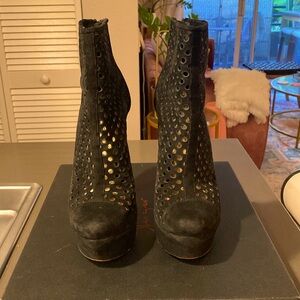 Walter Steiger 5.5” black perforated booties.